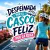 Despeinada por el casco feliz por la ruta