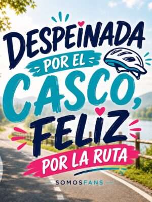 Despeinada por el casco feliz por la ruta